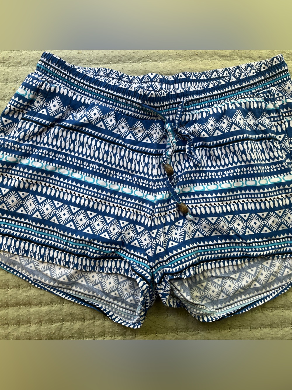 Old Navy Blue and White Patterned Women’s Shorts